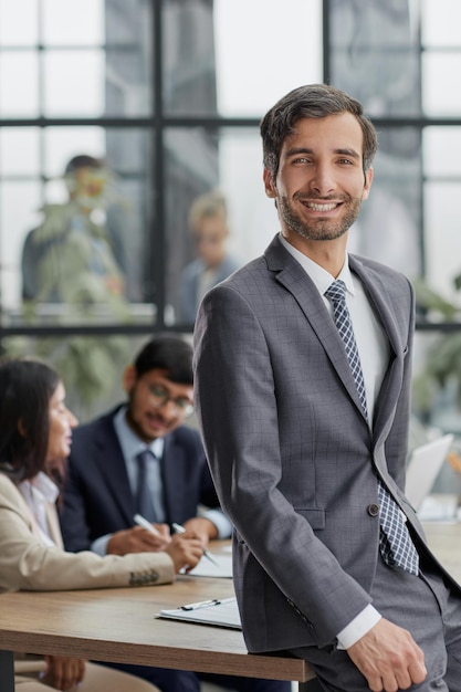 Director ejecutivo ejecutivo de hombre de negocios profesional de la empresa sentado en el escritorio de la oficina