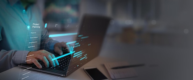 El director del proyecto trabaja y actualiza las tareas con la planificación del progreso de los hitos