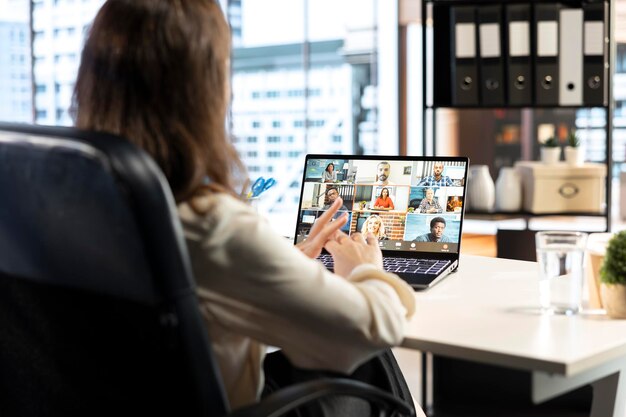 Una directora discute la responsabilidad social corporativa por videoconferencia
