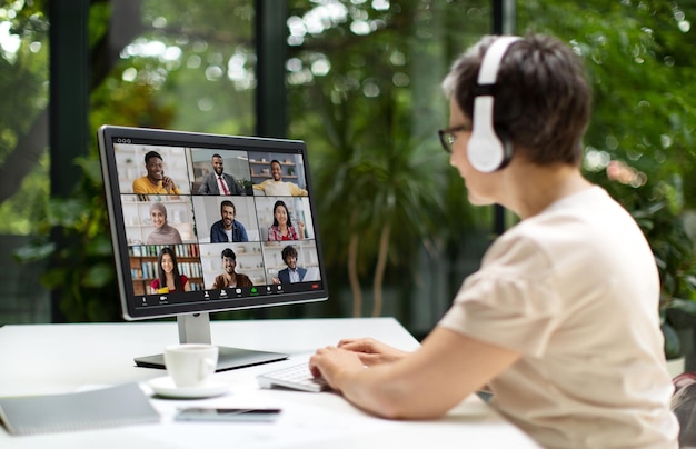 La directora ejecutiva madura tiene una videoconferencia con un equipo internacional