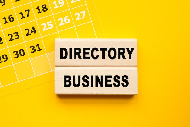Directory business inschrift auf cubes, gelber stift auf gelbem grund.
