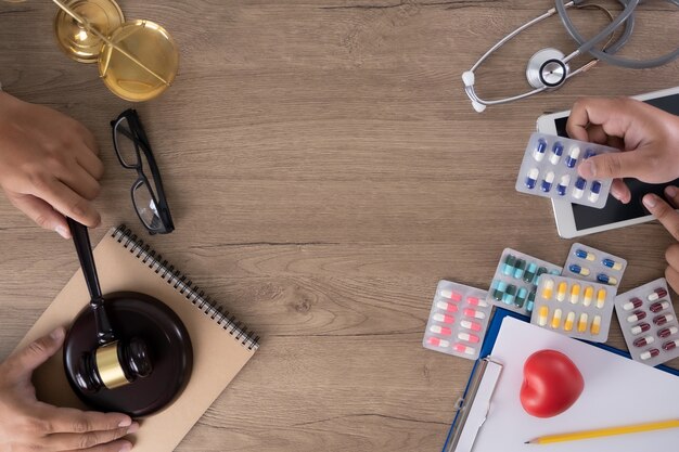 Direito e elementos clínicos em uma mesa enquanto as pessoas usam os objetos