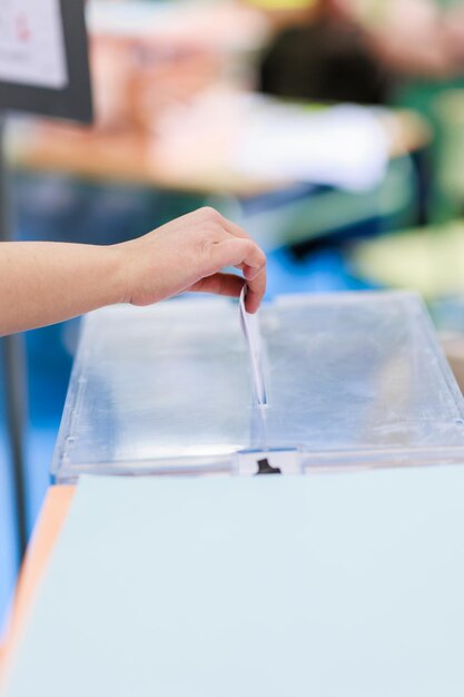 Direitos de voto Cigano voto referendo sufrágio mão feminina irreconhecível segurar envelope closeup