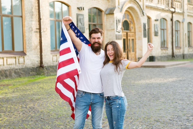 Foto direitos e liberdades são fundamentais para nossa cidadania. casal feliz, ganhando a cidadania dos eua. cidadãos americanos segurando a bandeira americana em 4 de julho. pedindo cidadania. a cidadania é o estatuto jurídico das pessoas.