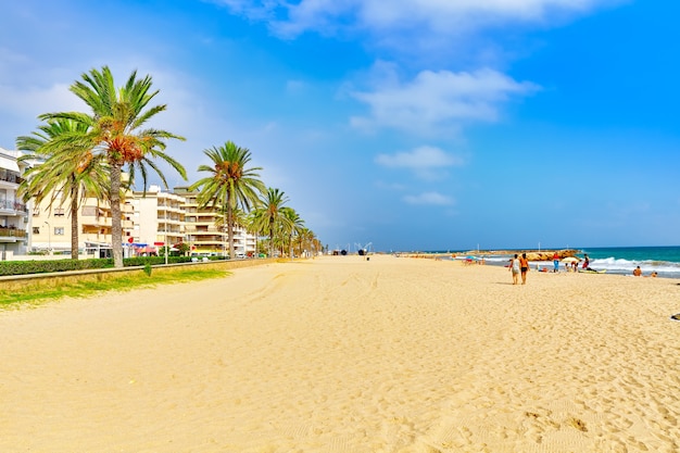 Direkt am Meer, Strand, Küste in Spanien. Vorort von Barcelona, Katalonien