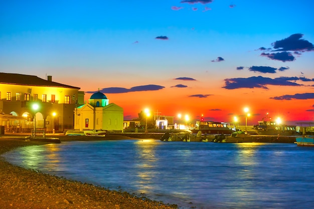 Direkt am Meer und alter Hafen von Mykonos bei Nacht, Griechenland