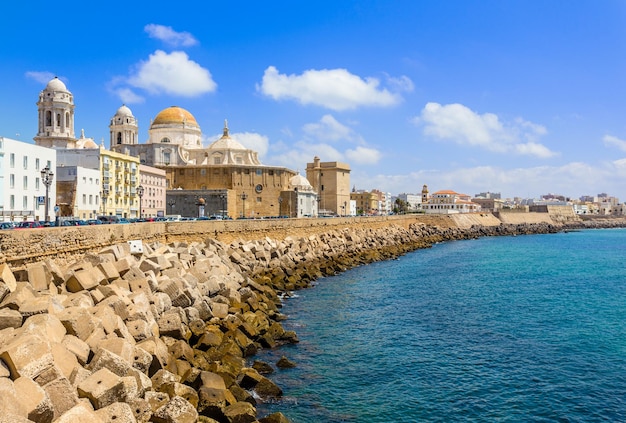 Direkt am Meer von Cadiz mit Kathedrale und Straße im Hintergrund Cadiz Spanien