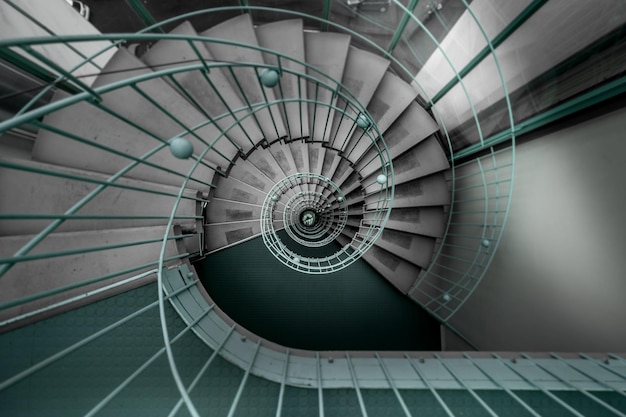Direkt darüber ist eine Wendeltreppe zu sehen