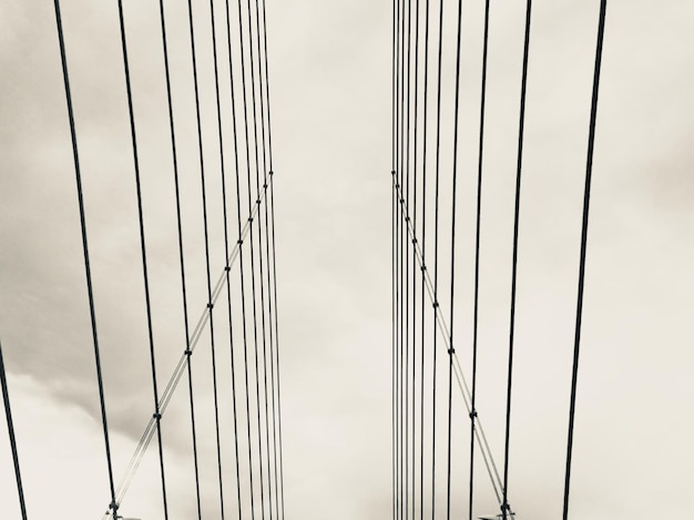 Foto direkt darunter schoss eine kabelbrücke gegen den bewölkten himmel