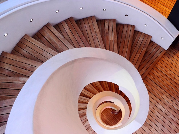 Direkt oberhalb der Wendeltreppe