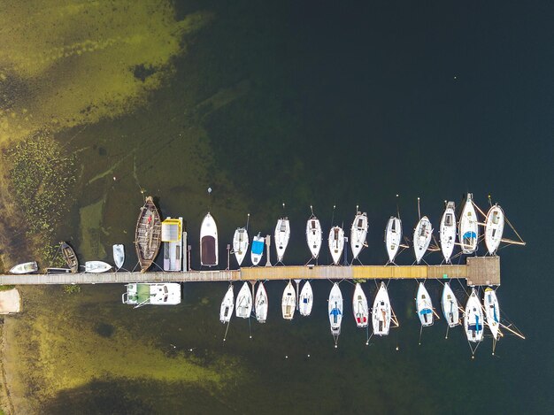 Direkt oberhalb eine Aufnahme von an der Pier verankerten Booten