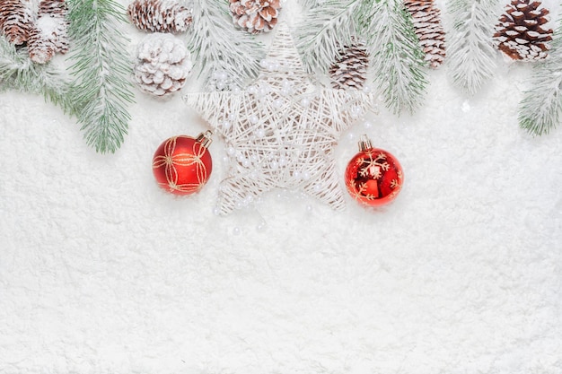 Direkt oberhalb eine Aufnahme von Weihnachtsdekorationen im Winter