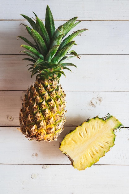 Direkt über Ananas auf dem Tisch