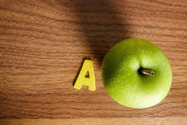 Foto direkt über dem apfel auf dem tisch