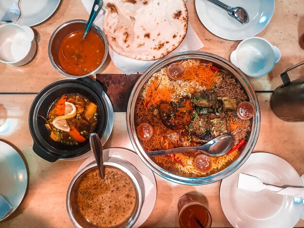 Foto direkt über dem auf dem tisch servierten essen