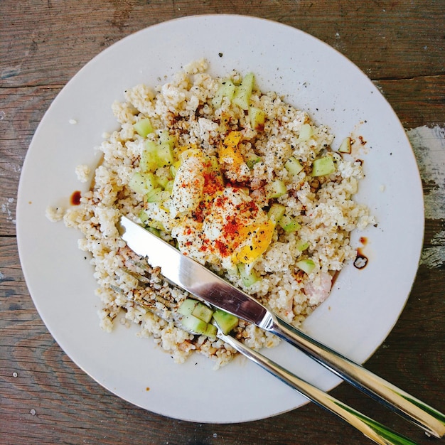 Foto direkt über dem auf dem tisch servierten essen