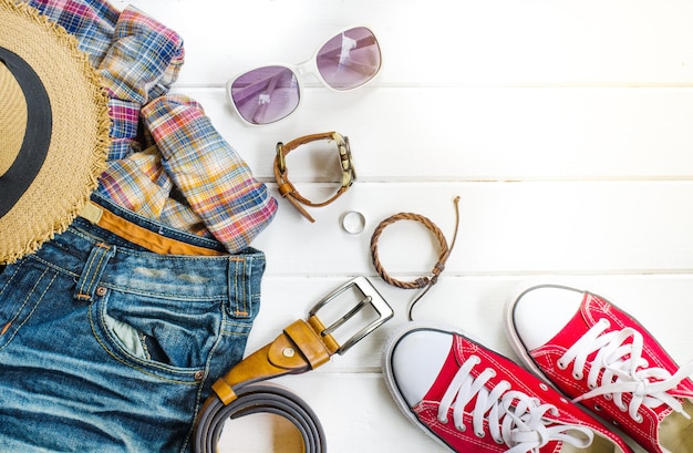 Direkt über dem Bild der persönlichen Accessoires auf dem Tisch