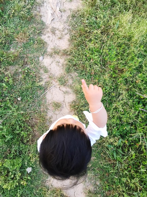 Foto direkt über dem bild des mädchens auf dem gras