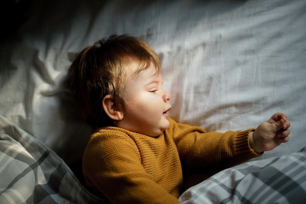 Direkt über dem Bild von einem kleinen Jungen, der im Bett schläft