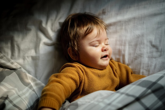 Direkt über dem Bild von einem kleinen Jungen, der im Bett schläft
