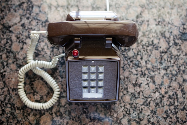 Direkt über dem Blick auf das altmodische Telefon auf dem Tisch