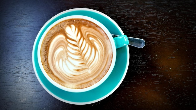 Direkt über dem Cappuccino auf dem Tisch