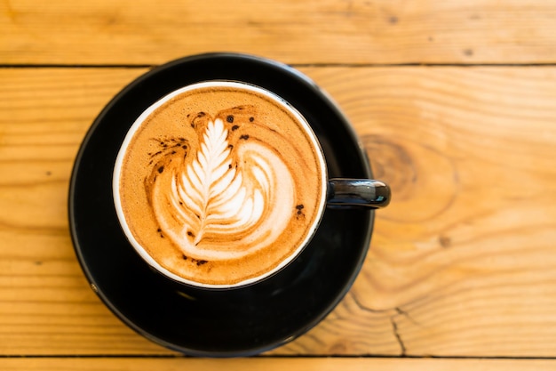Direkt über dem Cappuccino auf dem Tisch
