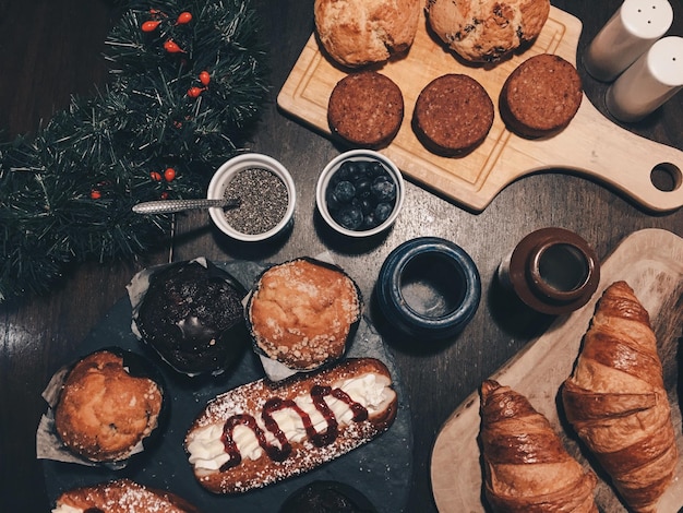 Direkt über dem Dessert auf dem Tisch