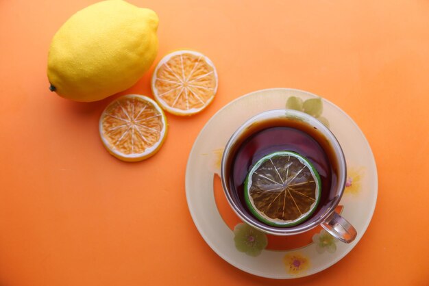 Direkt über dem Foto von Orangen auf dem Tisch gegen orangefarbenen Hintergrund