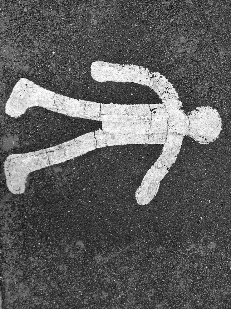 Foto direkt über dem fußgängerzeichen auf einer straße in der stadt