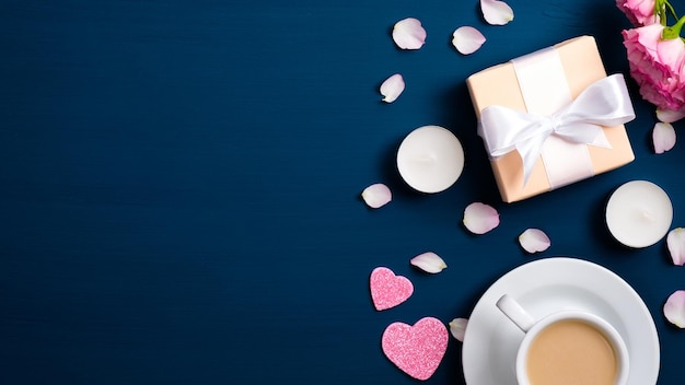 Direkt über dem Geschenk mit Rosen und Kaffee auf blauem Hintergrund