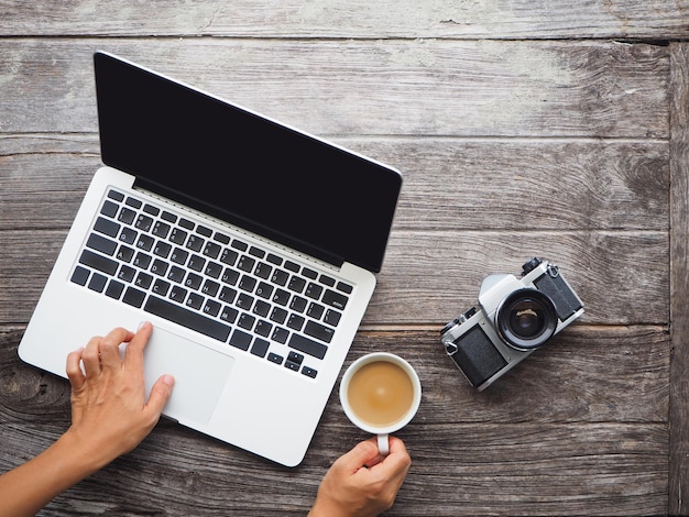 Direkt über dem Handschuss mit dem Laptop beim Kaffee am Tisch