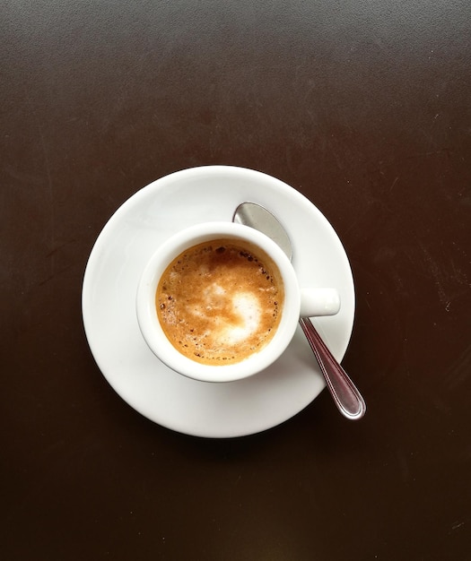 Direkt über dem Kaffee auf dem braunen Tisch