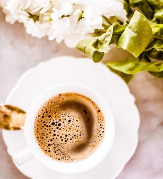 Foto direkt über dem kaffee auf dem tisch