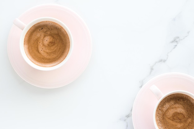 Foto direkt über dem kaffee auf dem tisch