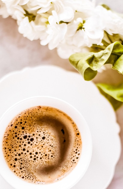 Foto direkt über dem kaffee auf dem tisch