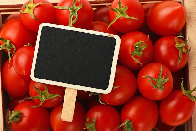 Foto direkt über dem plakat mit tomaten zum verkauf auf dem marktstand