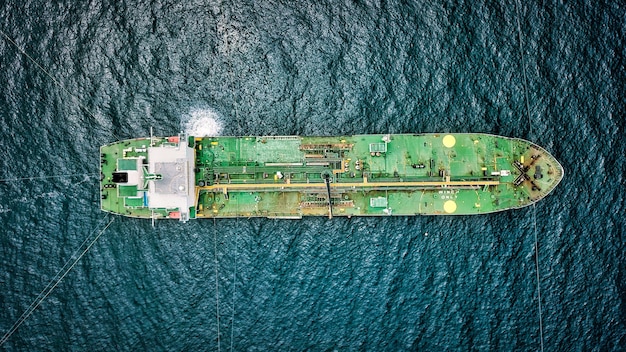 Direkt über dem Schiffsbild im Meer