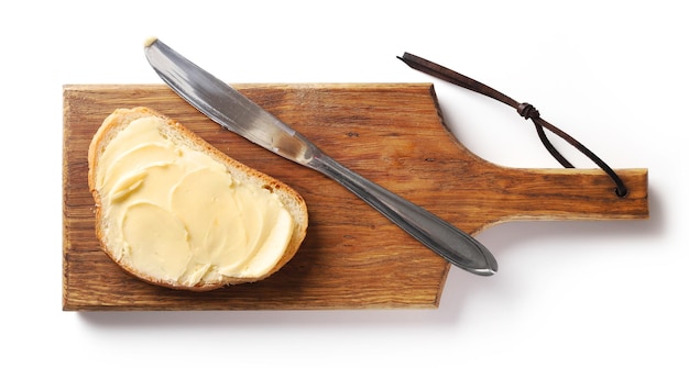 Foto direkt über dem schuss brot auf dem schneidbrett vor weißem hintergrund