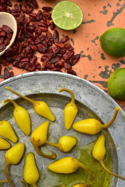 Foto direkt über dem schuss chili-pfeffer auf dem teller auf dem tisch