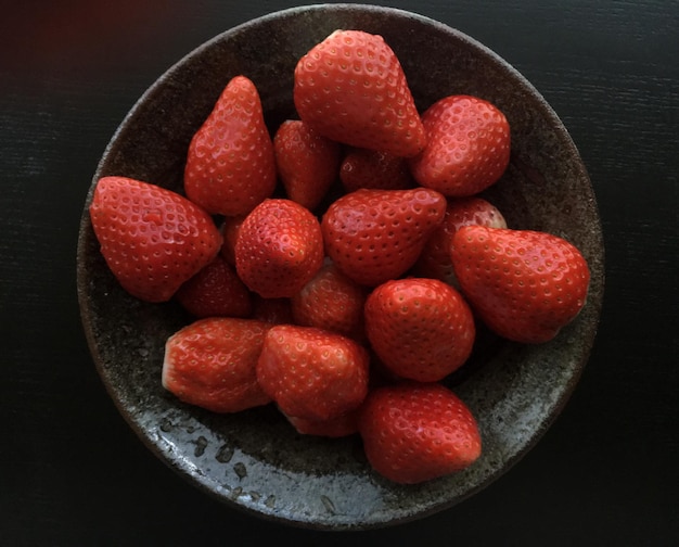 Direkt über dem Schuss der Erdbeeren in der Schüssel