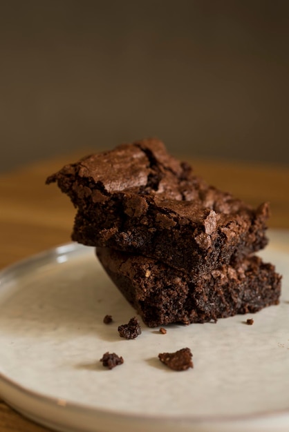 Direkt über dem Schuss des Brownies auf dem Teller auf dem Tisch