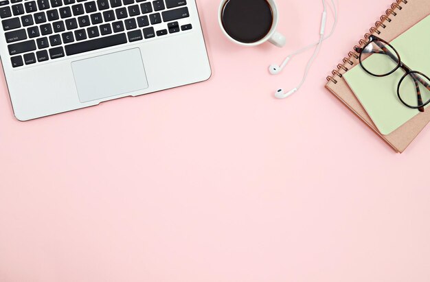 Direkt über dem Schuss des Laptops von Kaffee und Notizbüchern auf dem Tisch