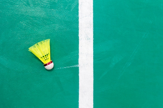 Foto direkt über dem schuss des shuttle-hahn auf dem sportplatz