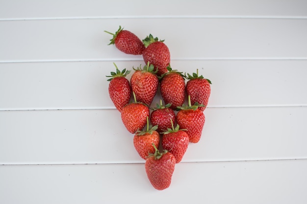Direkt über dem Schuss Erdbeeren auf dem Tisch