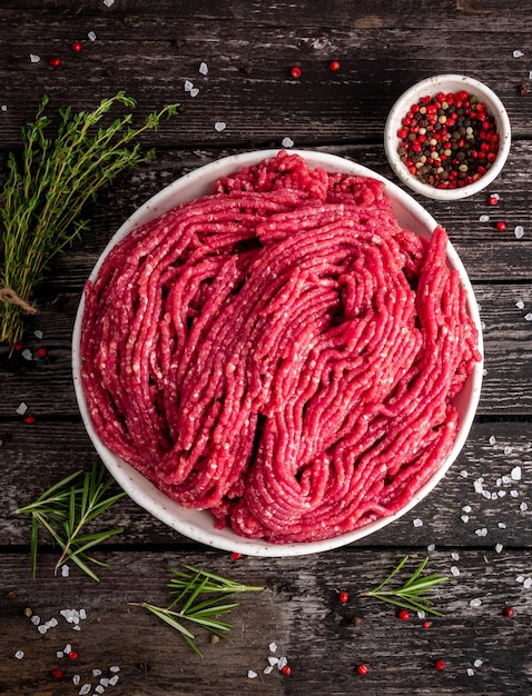Direkt über dem Schuss Fleisch in der Schüssel auf dem Tisch