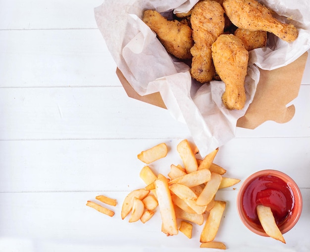Direkt über dem Schuss gebratener Kartoffeln und Huhn auf dem Tisch