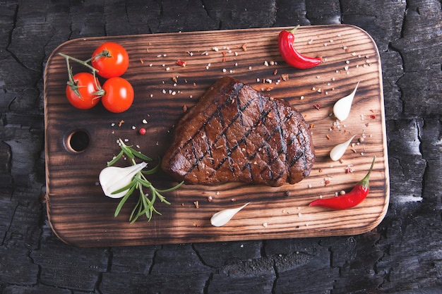 Direkt über dem Schuss gegrilltes Fleisch mit Tomaten und Gewürzen auf dem Tisch