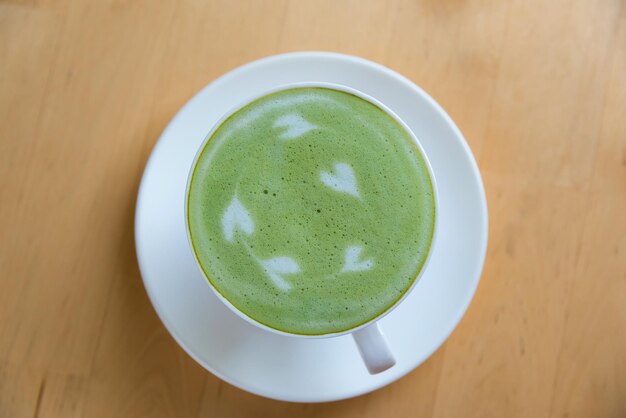 Direkt über dem Schuss Matcha-Tee auf dem Tisch