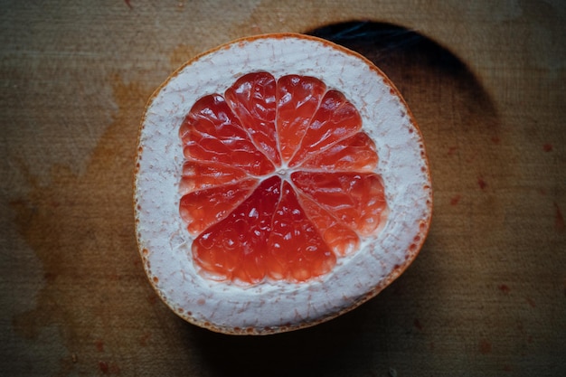 Direkt über dem Schuss Orange auf dem Tisch